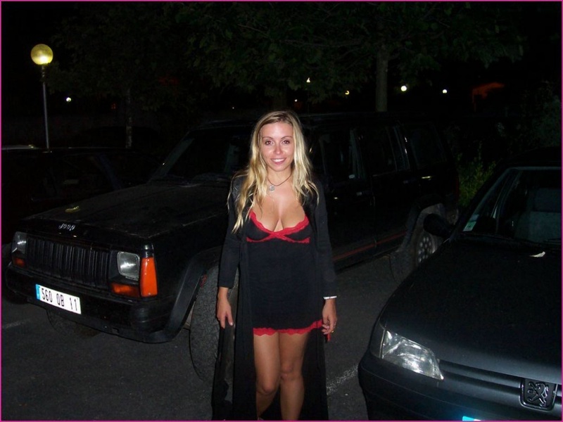 Голая блонда лижет писюн в отпуске 1 фотография