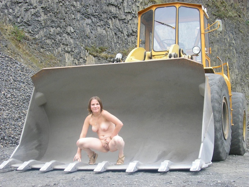 Рыжая минетчица жадно сосет твердый член 27 фотография