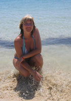 Зрелая красотка демонстрирует большие буфера на море 3 фотография