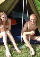 Пьяная девка дрочит мужику в палатке 5 фотография
