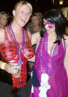 Бабенки светят сиськами на фестивале 9 фотография