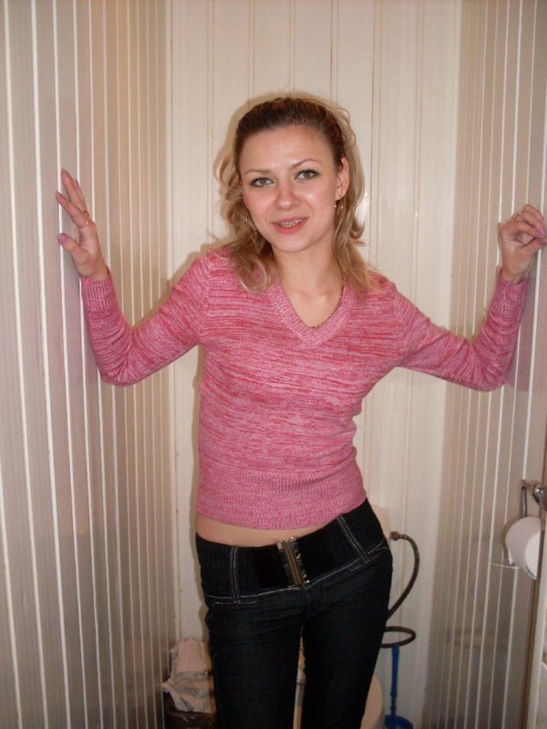 Стройная сучка на диване демонстрирует волосатые дырочки 9 фотография