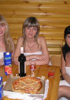 Три подруги отдыхают в бане без парней 4 фотография Три подруги отдыхают в бане без парней 4 фотография