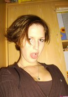 Сучка с розовой киской пришла в гости, чтобы обнажиться 1 фотография