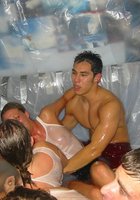 Компания утроила дома конкурс мокрых футболок 16 фотография