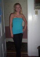 Молодая девушка хвастается маленькой грудью в общаге 10 фотография