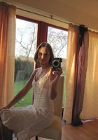 Соблазнительная мамка позирует в трусиках перед зеркалом 1 фотография