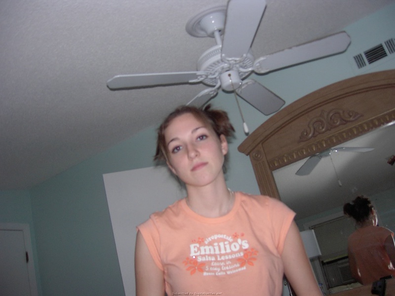 Пьяная давалка стала раком на кровати 5 фотография