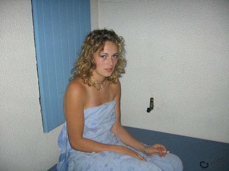 Кудрявая блондиночка закрывает грудь руками перед любовником 24 фотография