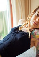 Лукума оголила татуированное тело на кухне 3 фотография