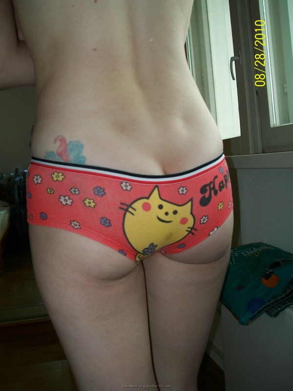 Краля дома без стыда оголяет грудь и писю 10 фотография