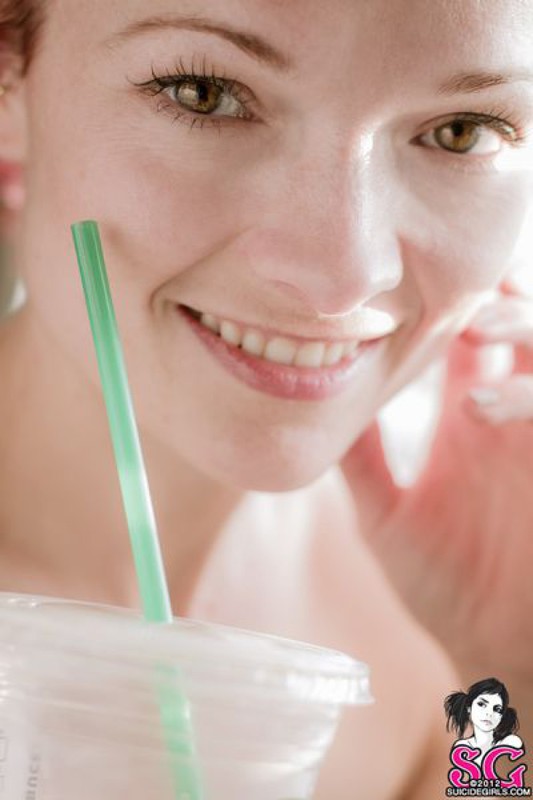 Тита наслаждается утром сидя без одежды у окна 25 фотография