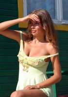 Красавица разделась возле домика в деревне 1 фотография