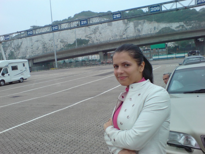 Сучка показывает письку не вытащив из нее тампон 3 фотография