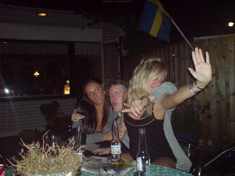 Дева на вечеринке напилась и стала раздеваться 5 фотография