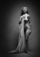 Мария перестала прикрывать голое тело тканью в студии 26 фотография