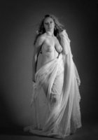 Мария перестала прикрывать голое тело тканью в студии 22 фотография