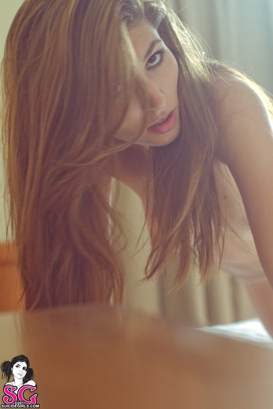 Сексапильная Маринелла оголяет прелести в спальне 22 фотография