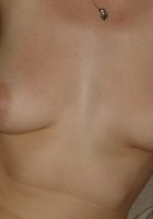 Брюнетка лежа на диване посыпала голое тело лепестками роз 4 фотография