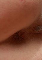 Аня залезла на дерево чтобы показать небритую письку 16 фотография