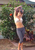 Голая Моника стоит на улице возле большого дерева 11 фотография