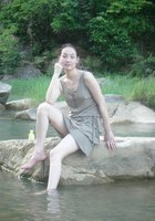 Сексуальная азиатка позирует после прогулок по городу 5 фотография