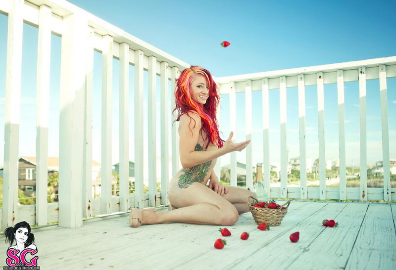 Огненно-рыжая краля разделась на летней террасе 7 фотография