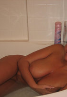 Сисястая красотка принимает водные процедуры в ванне 1 фотография