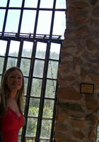 Грудастая сучка позирует на мягкой постели 6 фотография