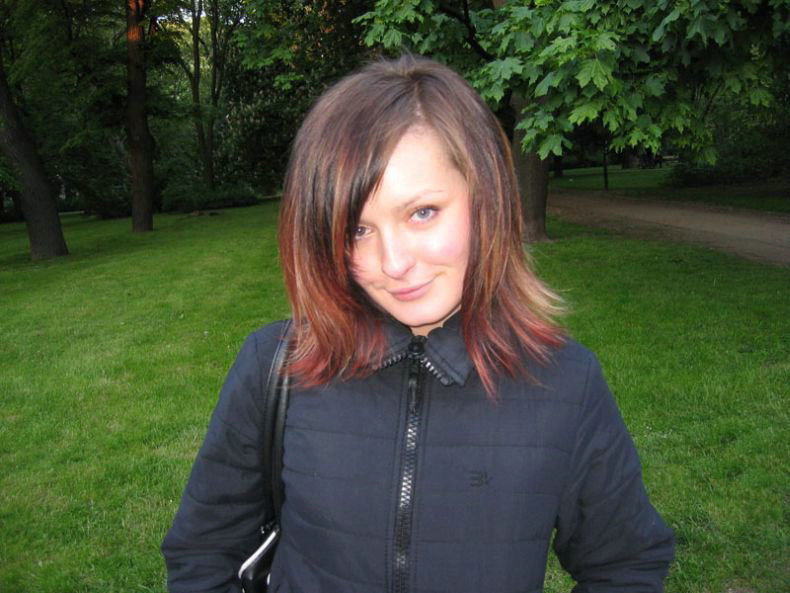 Лиза отдыхает на пляже лишь в розовых стрингах 10 фотография