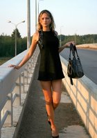 Голая бродяга позирует на мосту 1 фотография