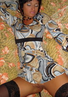 Зрелая брюнеточка любит снимать с себя возбуждающее белье 5 фотография