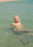 Виктория на море купается только без купальника 16 фотография