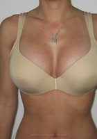 Девка примеряет дома разные лифчики 21 фотография