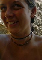 Худая маромойка гуляет в в скалах в одних труселях 6 фотография