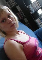 Худая блондинка ходит по дому без одежды 25 фотография