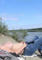 Блонда расслабляется дома после пляжного отдыха 4 фотография