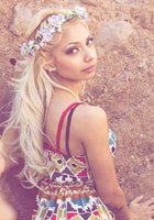 Божественная блондинка снимает белье у камней 8 фотография