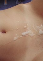 Заводная краля любит играть со своей узкой писечкой 14 фотография