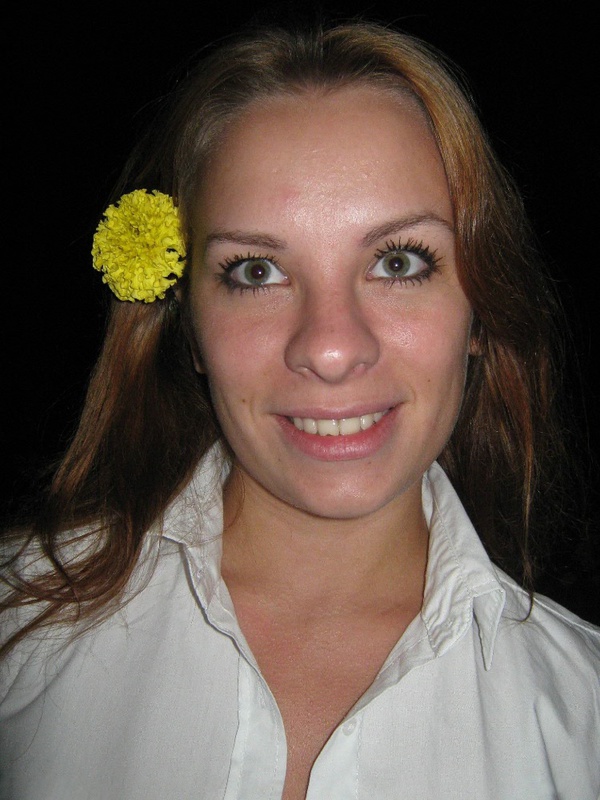 Рыжая сучка лапает свои груди в закрытой спальне 3 фотография