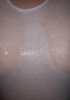 Сексуальная сучка в мокрой футболке моется в ванной 5 фотография