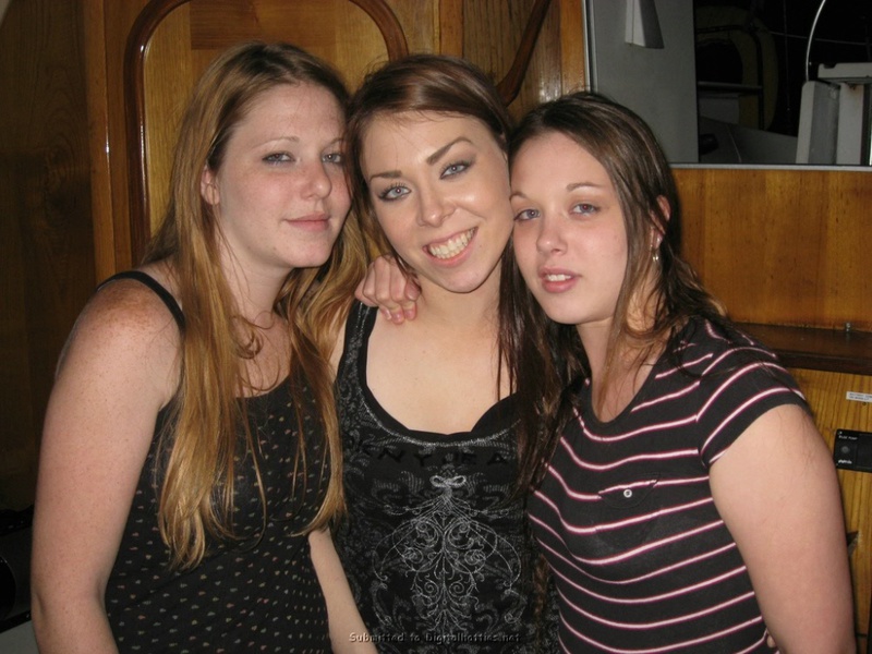 Три молодые подруги стоят на палубе яхты топлес 2 фотография