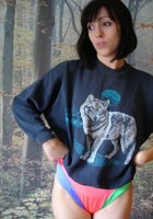 Брюнетка готова принять в себя член на фоне обоев 4 фотография