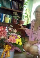 Красотка засунула в киску белый цветок 1 фотография