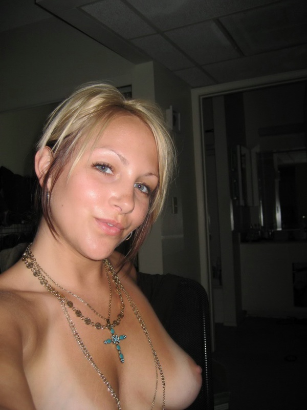 Красотка Аня шалит с розовой игрушкой в постели 2 фотография