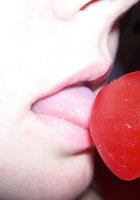 Чтобы трахнуть себя дилдо, кудрявая бикса разделась 10 фотография