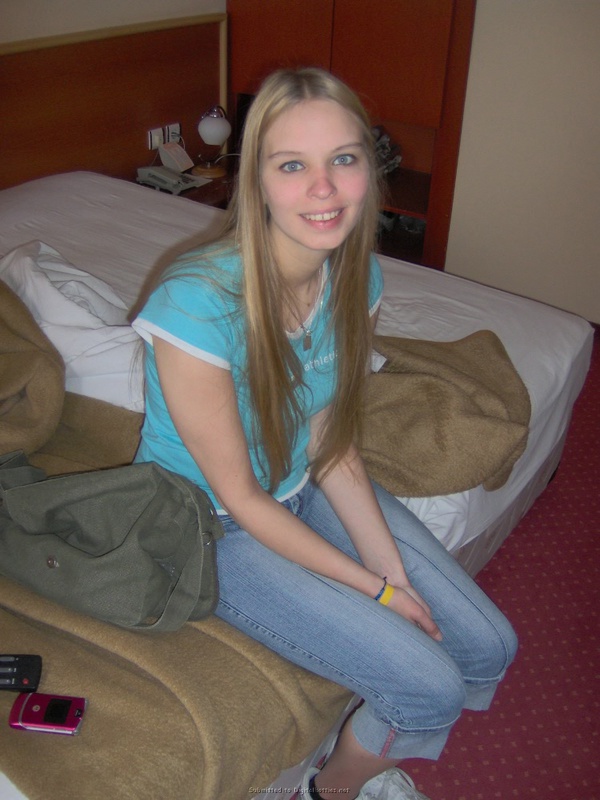 Молодая блонда отправилась в отпуск с состоятельным любовником 4 фотография