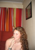 Алина лежа на диване показывает манду бывшему парню 7 фотография