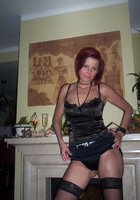 Зрелая телочка шаклит дома в сексуальном белье 4 фотография