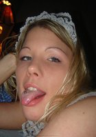 Сексуальная горничная позирует дома у работодателей 10 фотография